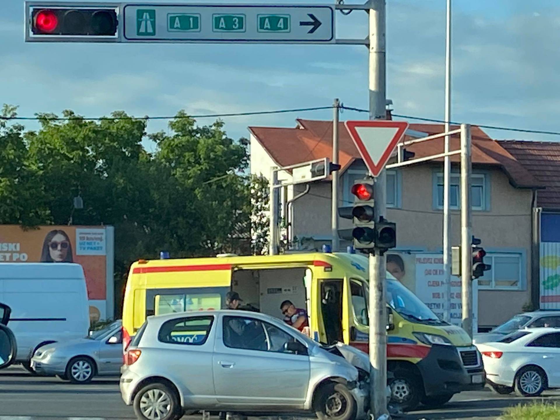 Sudar automobila u Sesvetama: Zbog udarca se zabio u rasvjetu