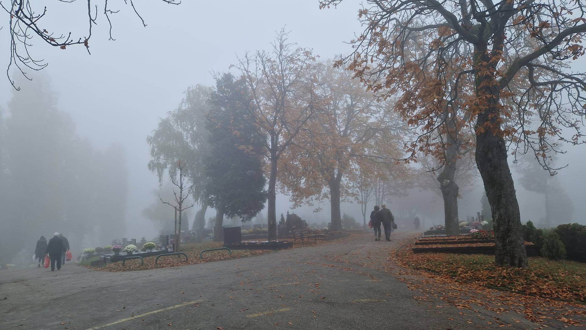 FOTO Maglovito jutro diljem Zagreba, građani obišli Mirogoj i prisjetili se svojih najmilijih