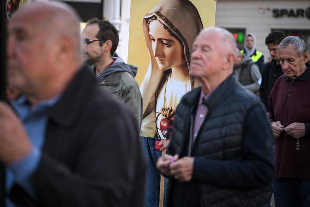Zagreb: Molitelji na Trgu bana Josipa Jelačića u Zagrebu