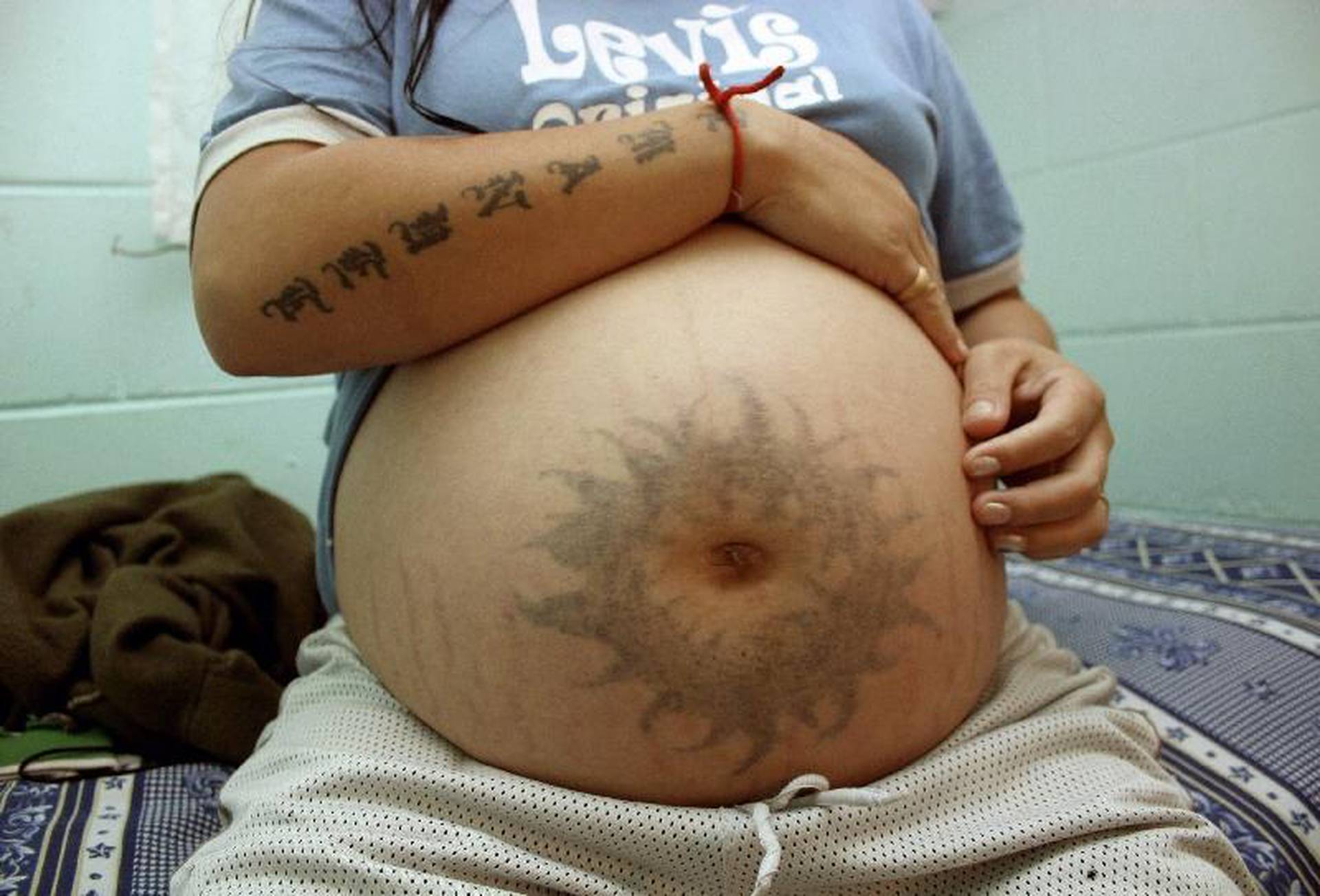 Беременные ужасны. Беременные с тату. Татуха ребенка на животе.
