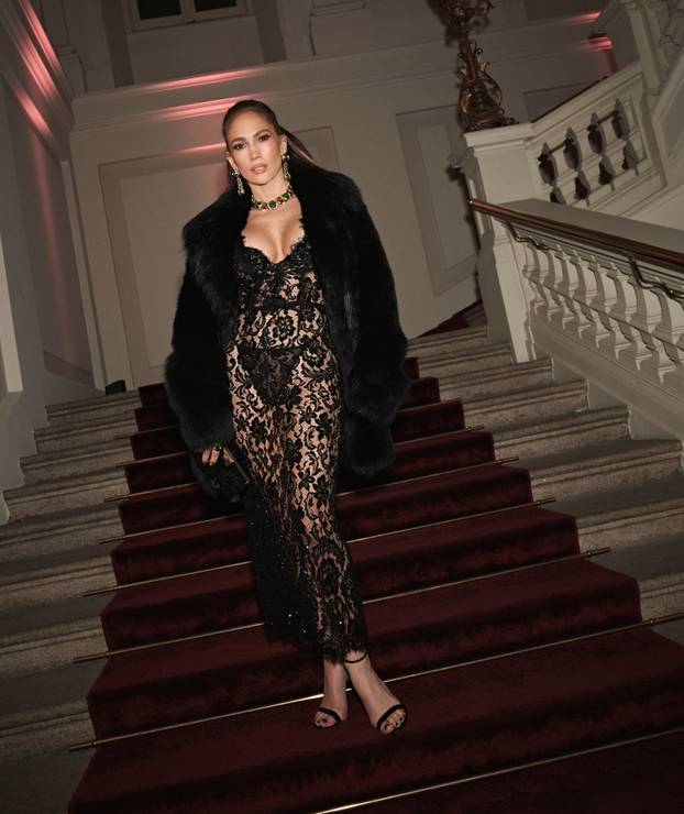 FOTO Ispod čipke nosila je samo tangice! J.Lo (57) pokazala kako je izgledala u zanosnoj haljini