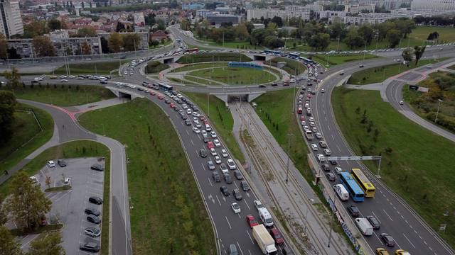 Zagreb: Pogled iz zraka na prometnu gužvu kod rotora u Remetincu