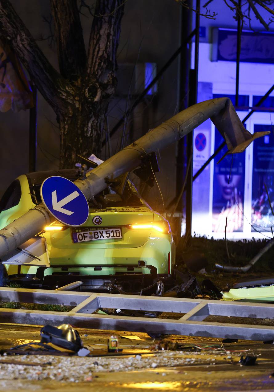 Zagreb: BMW-om u Dubravi srušio semafor