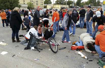 Parada u Oklahomi: Autom se zabila u ljude i troje pregazila