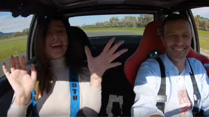 Nives vozila rally: 'Sva sreća da sam obukla dobar grudnjak'