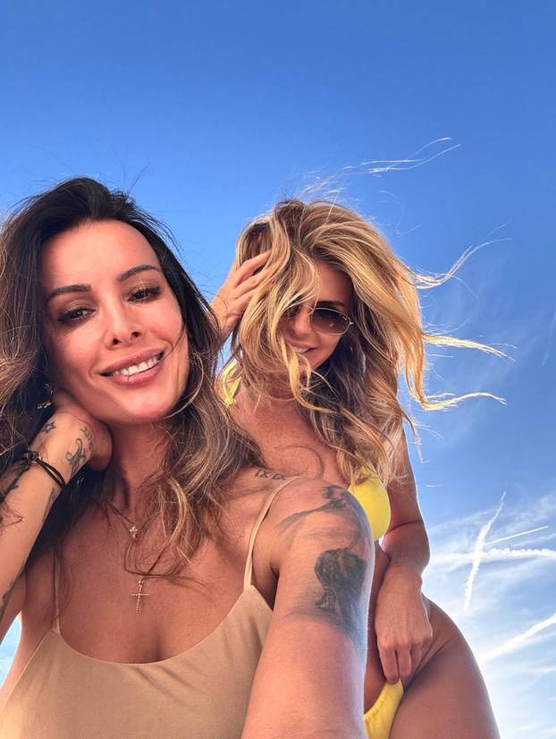 FOTO Njoj nije hladno! Lijepa mama Renata i dalje pokazuje figuru u badiću pokraj mora...