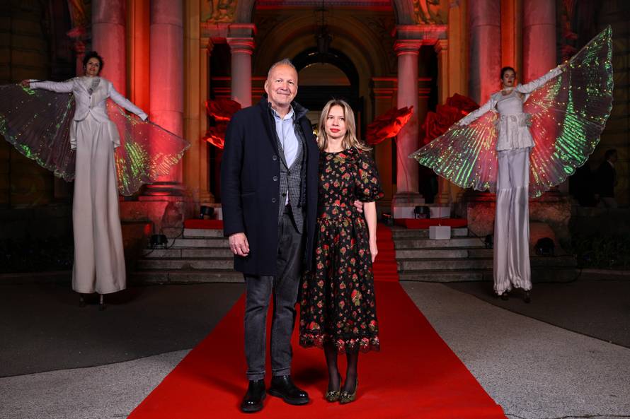 Zagreb: Dolazak uzvanika na dodjelu medijske nagrade "Večernjakova ruža" u Hrvatskom narodnom kazalištu