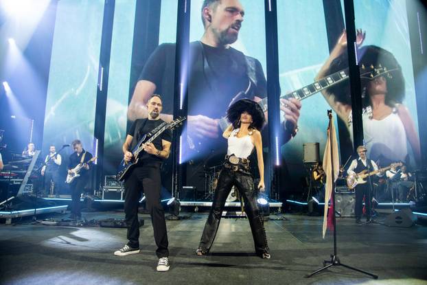 FOTO 'Pogled ispod resica': Severina ni drugi dan koncerta nije skidala svoj 'dlakavi' šešir