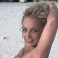 K'o od majke rođena! Britney se fotkala potpuno gola na plaži...