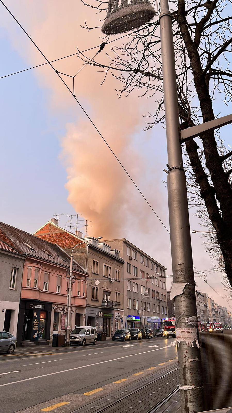 Maksimir u dimu: Buknulo je skladište, dugo su gasili požar