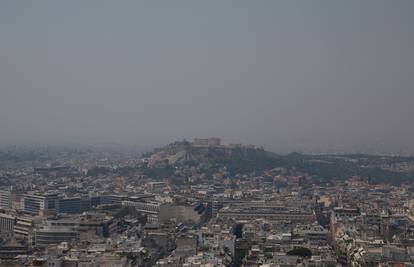 Gusti dim nad Atenom: Požari bijesne u čak četiri grčke regije