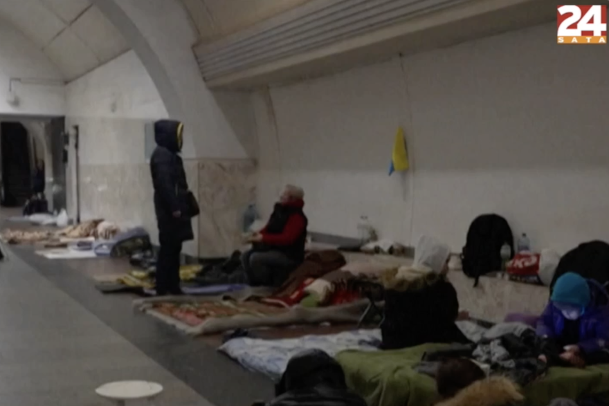 Ukrajinci se privikavaju na život 70 metara pod zemljom: Izbjeglice u kijevskoj podzemnoj