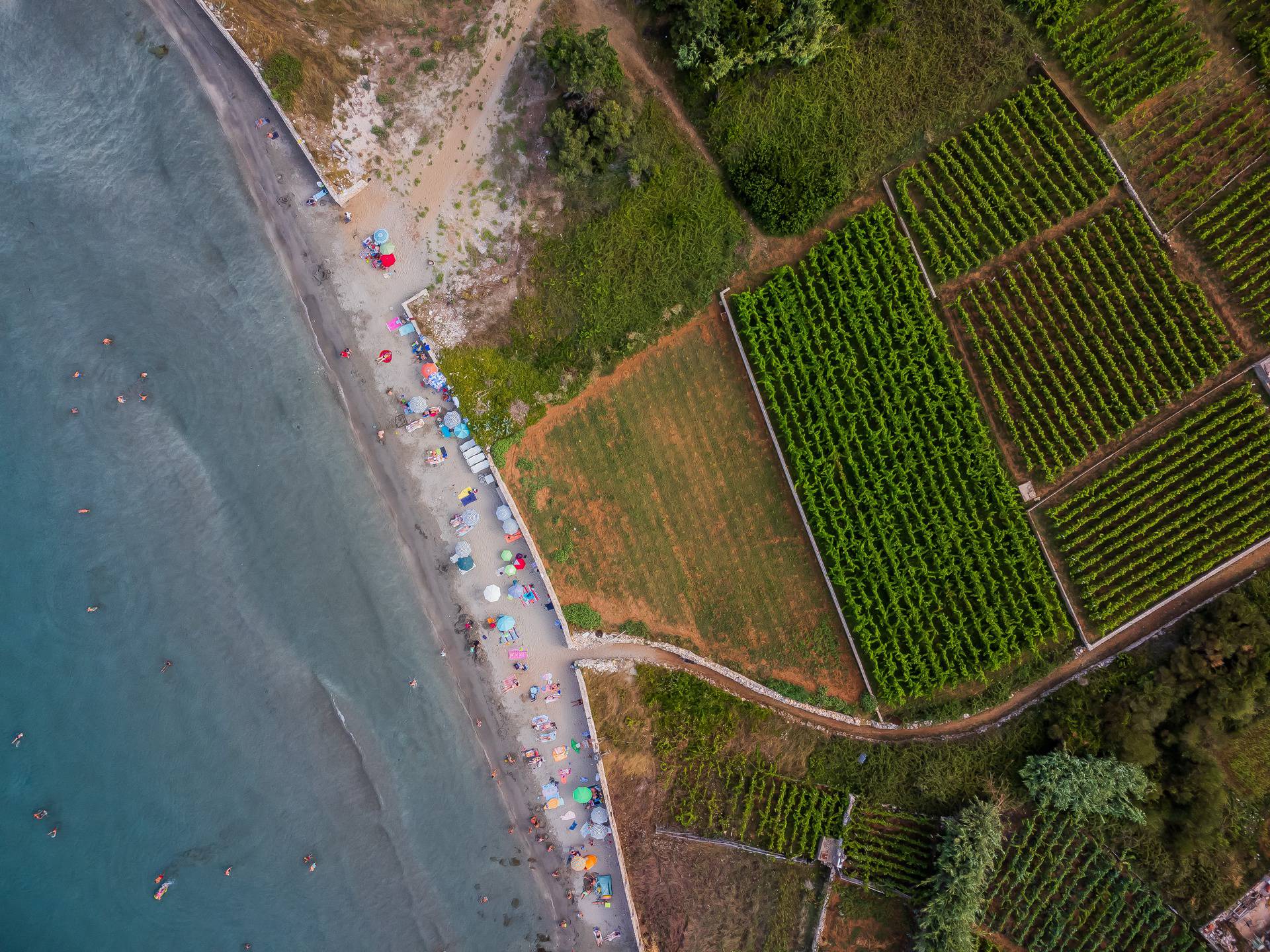 Na plaži Bilin Žal kod Lumbarde svatko može pronaći svoj komadić raja