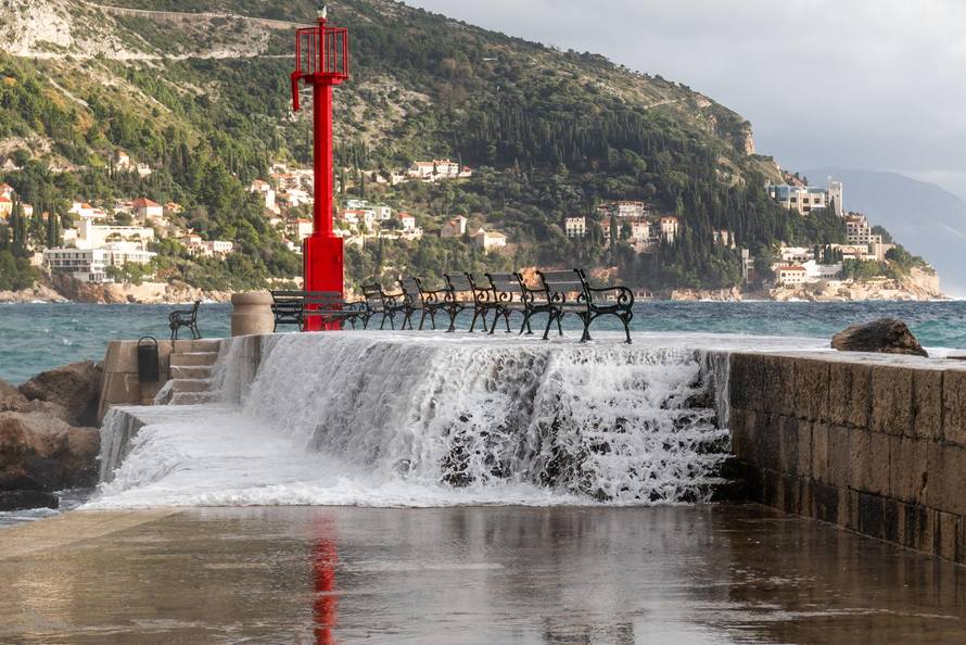 Dubrovnik: Potraga za tijelom muškarca kojeg su povukli valovi je obustavljena