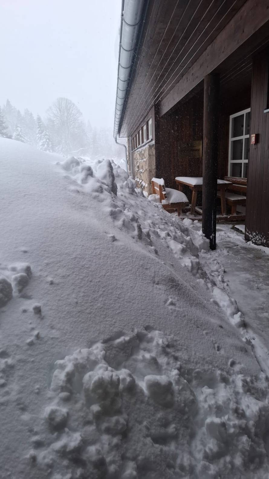 VIDEO Snijeg zatrpao lugarnicu u Čorkovoj uvali: 'Tu sam već dva dana, potpuno odsječen'