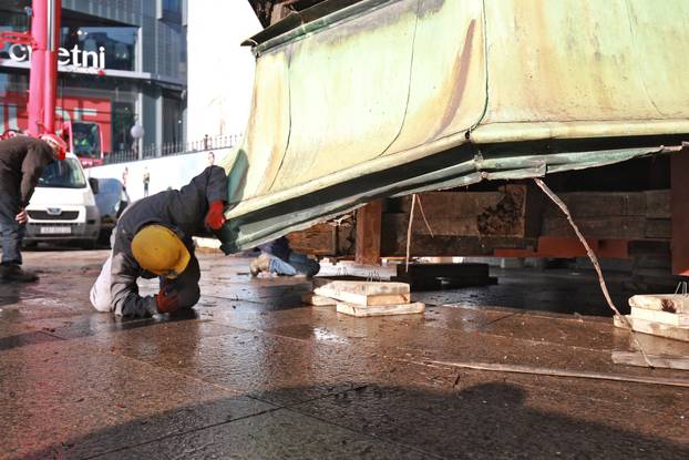 Skidanje zvonika s pravoslavne crkve Preobraženja Gospodnjeg na Cvjetnom trgu