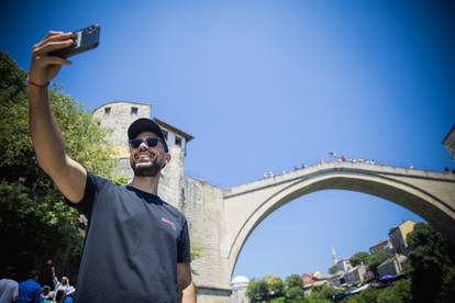 FOTO Brojni turisti rashladili se u Neretvi. U Mostaru i do 42°C