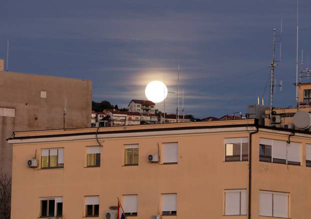 Rijeka: Pun mjesec nad gradom