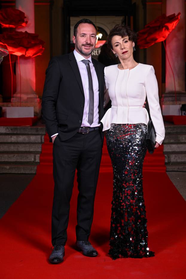 Zagreb: Dolazak uzvanika na dodjelu medijske nagrade "Večernjakova ruža" u Hrvatskom narodnom kazalištu