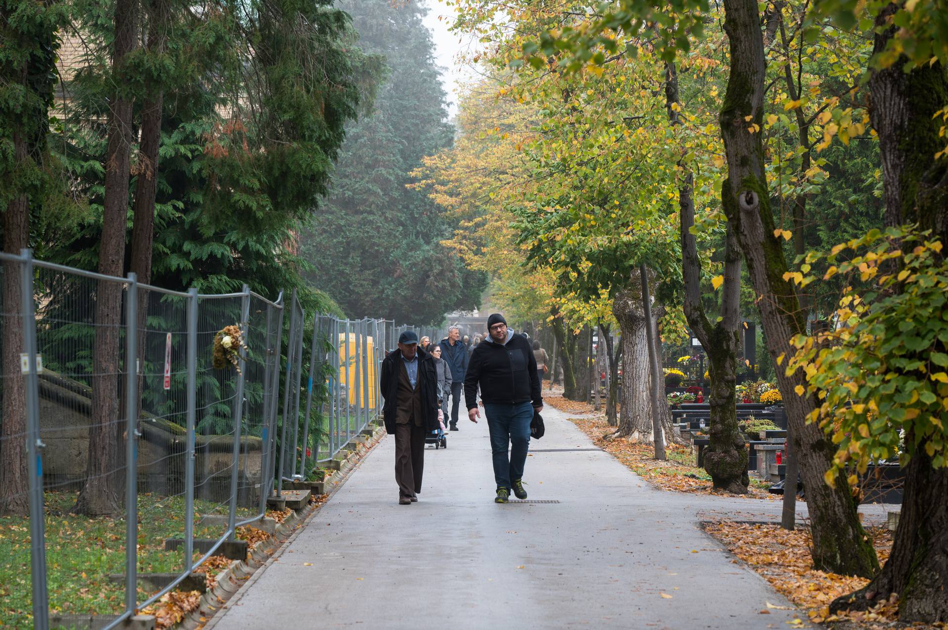 Zagreb: Građani obilježavaju dan Svih svetih na Mirogoju  