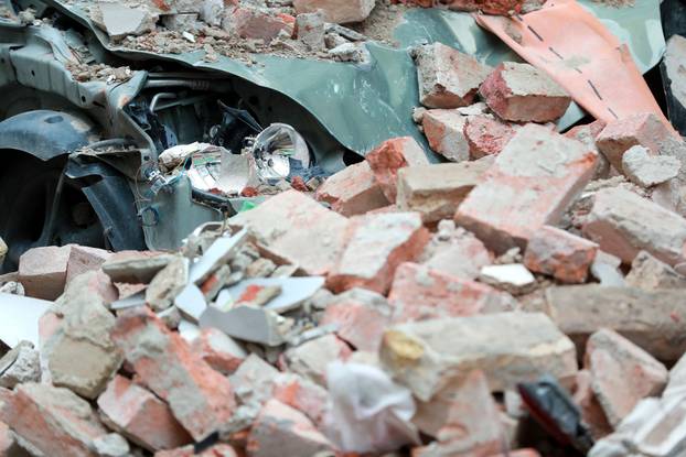 Zagreb: Ulice u centru grada, većina trgovina je zatvoreno, a prolaznika je vrlo malo