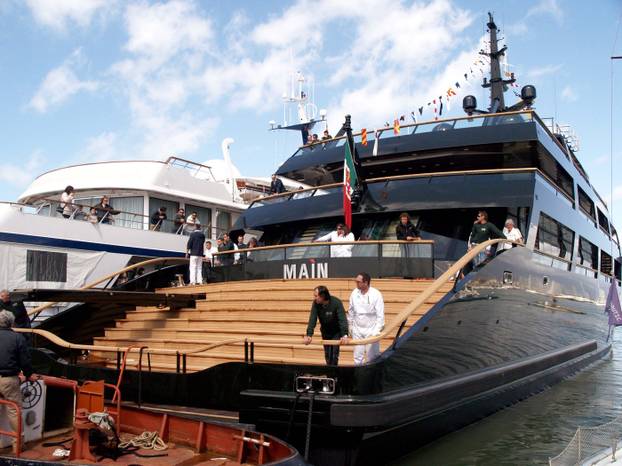 Varato a Viareggio il nuovo Yacht di Giorgio Armani