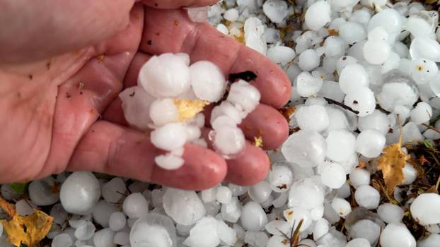 Eine heftige Unwetterfront beendete den extrem heißen Sommertag in Westdeutschland. Aus Frankreich und Luxenburg zogen a