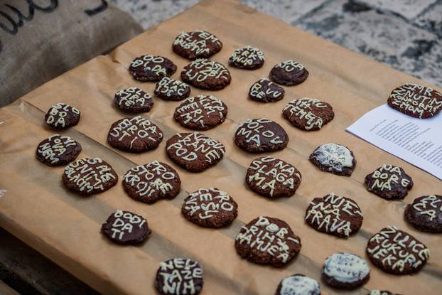 Performans 'Milovanje' na splitskom Peristilu