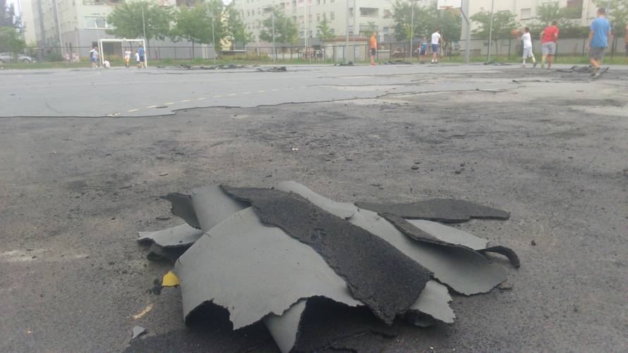 Igralište ili oranica? Teren se poptuno raspada, a škola nova