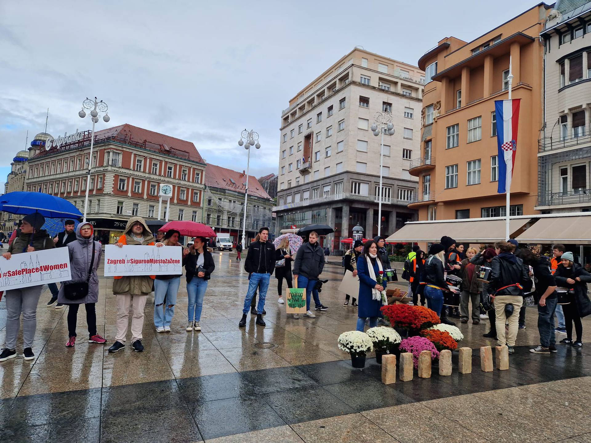 FOTO Molitelji za 'duhovni autoritet' okupili se na kišnom Trgu, bili su i kontraprosvjednici