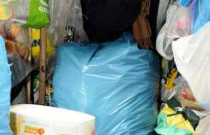 Žena (57) preselila na cestu i živi u ogromnoj hrpi smeća 