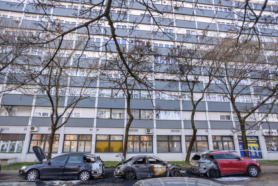 U zagrebačkim Utrinama izgorilo više automobila 