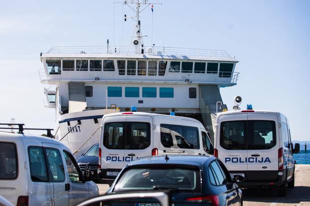 Policija kontrolira putnike koji putuju trajektom s Brača u SPlit