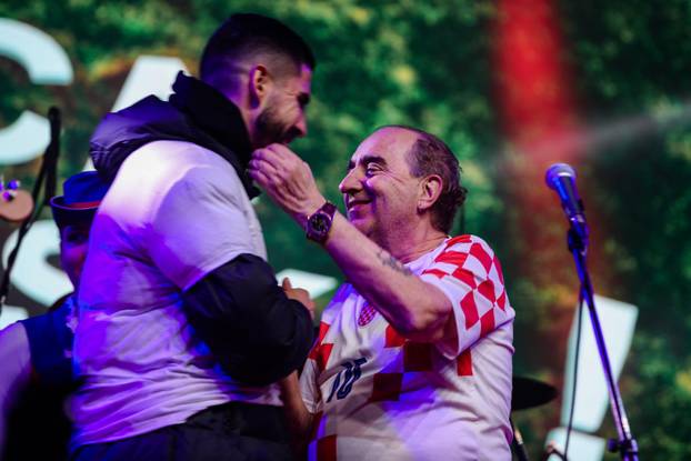 Zadar: Livaković i Erlić na bini u društvu Mladena Grdovića pjevali okupljenima