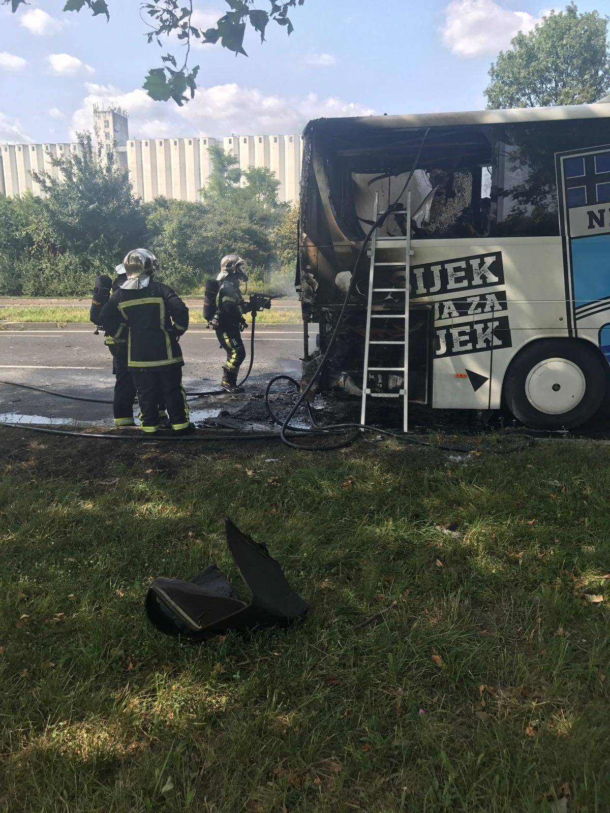 Buktinja na Slavonskoj Aveniji: Zapalio se autobus NK Osijek