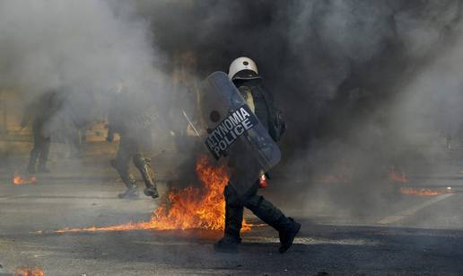 Prosvjednici u Ateni su bacali kamenje i molotovljeve koktele