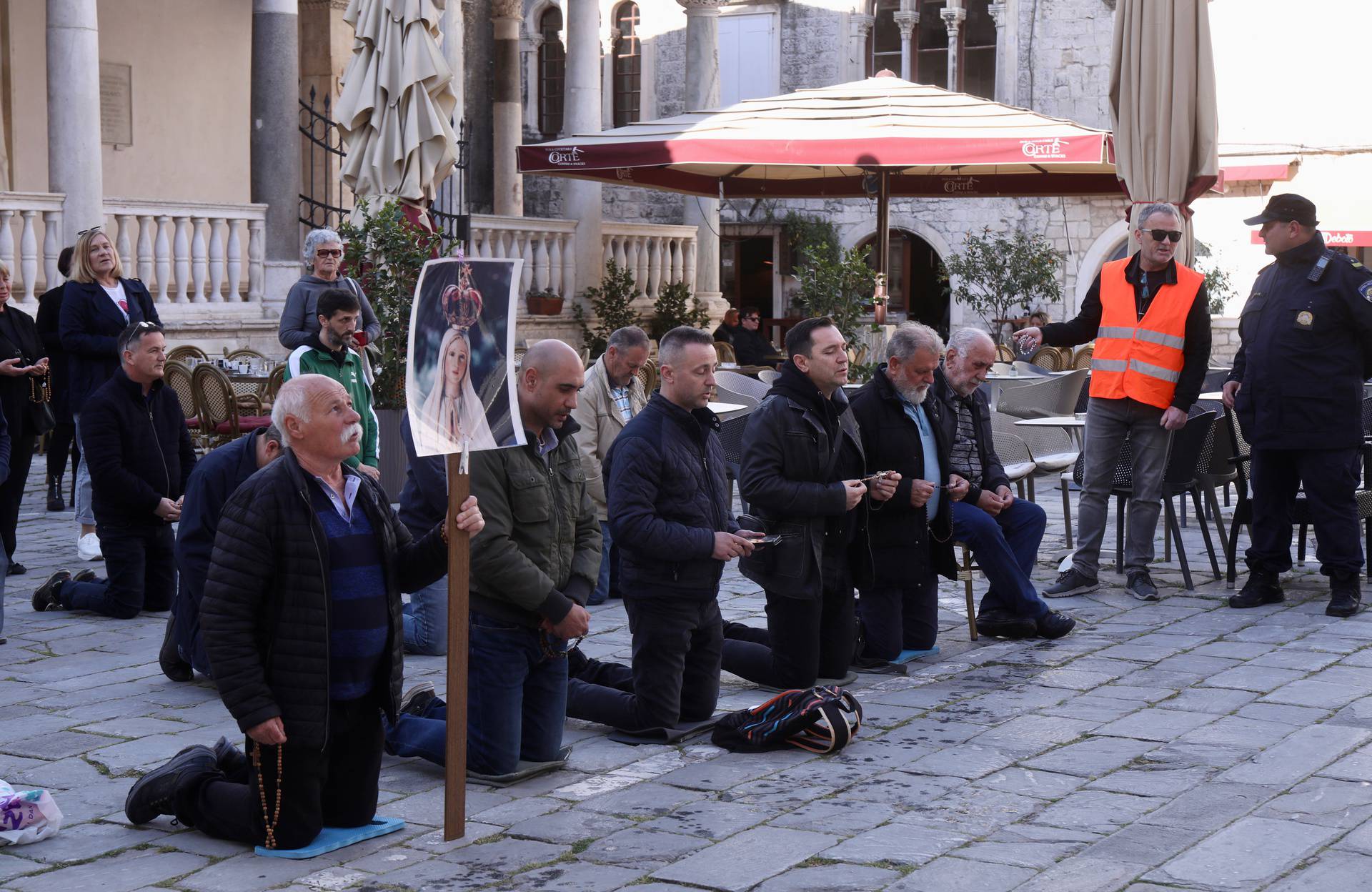 
Trogir: Prosvjed protiv molitelja krunice "Tiha misa" Arijane Lekić-Fridrih 