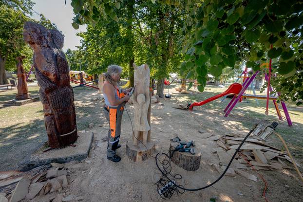 Osijek: 51 Kolonija kipara naive Ernestinovo stvaraju kiparska djela od trupca starog slavonskog hrasta