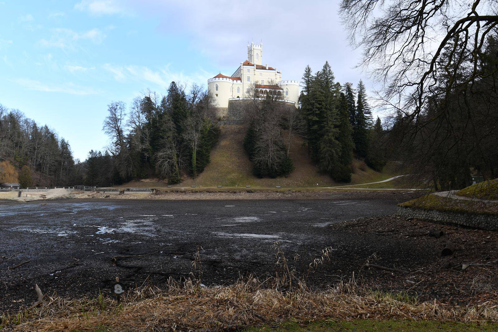 Jezero podno dvorca Trakošćan ispražnjeno je radi izmuljivanja