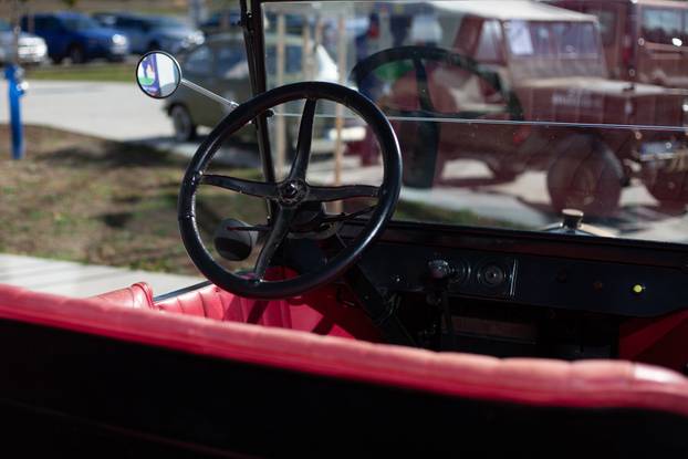 Osijek: Izložba oldtimer vozila ispred Gospodarskog centra