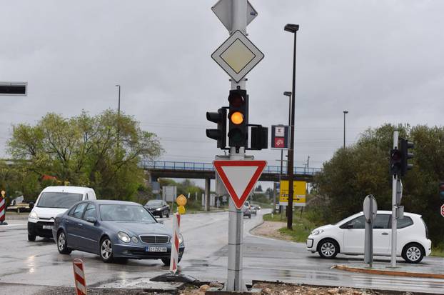 Å ibenik: Prometni znakovi postavljeni na gradskom raskriÅ¾ju zbunjuju vozaÄe