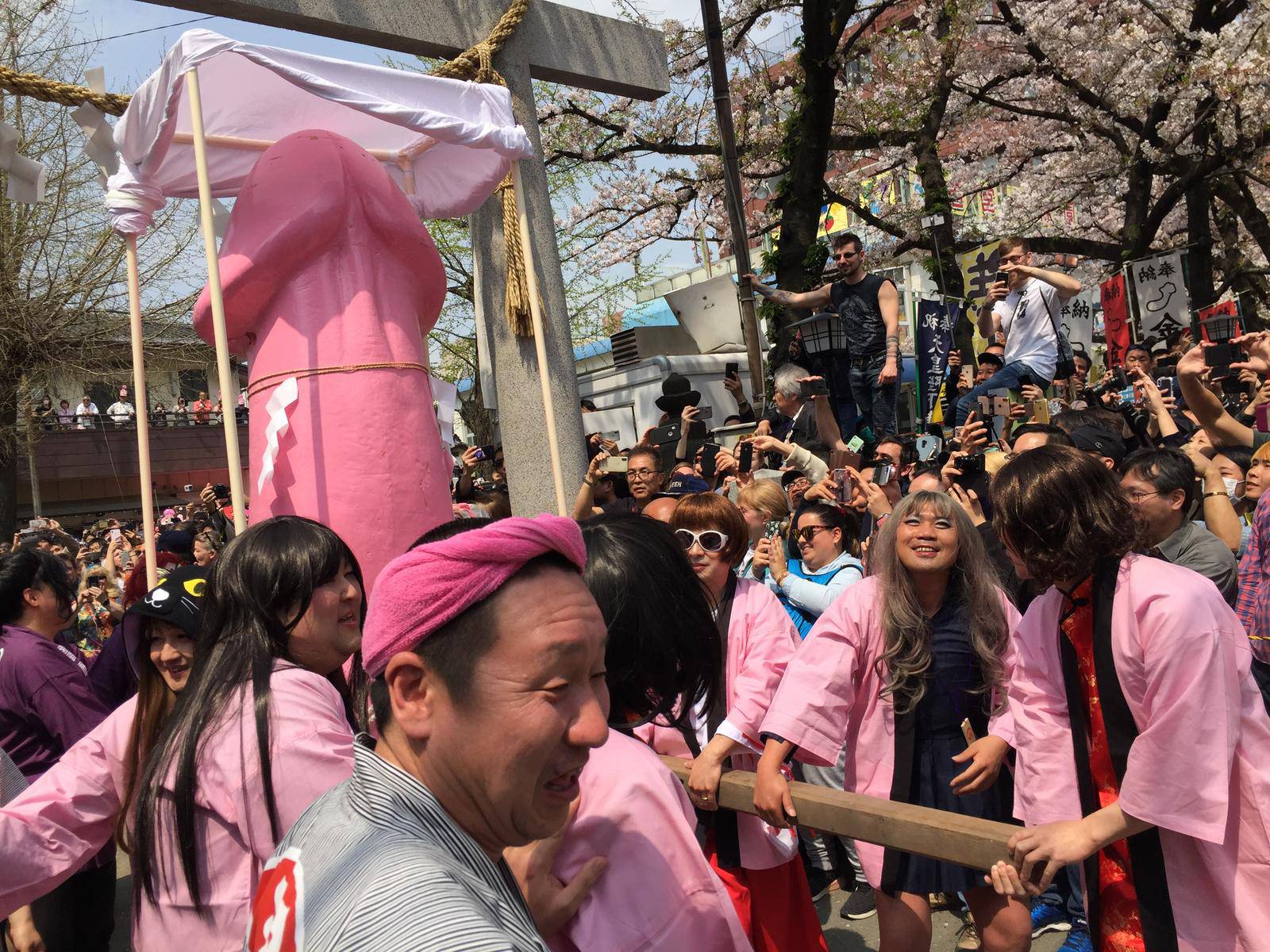 Vesela povorka pozdravila Festival falusa u Japanu