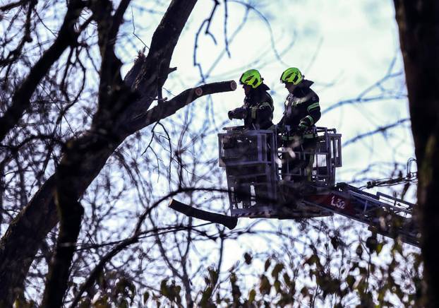 Zagreb: Premijer Andrej Plenković i  nadležni članovi Vlade obišli su mjesto pada besposadne letjelice