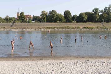 Osijek: Pod velikim vru&cacute;inama gra&dstrok;ani su se uputili na rashla&dstrok;ivanje u Dravi pod niskim vodostajem