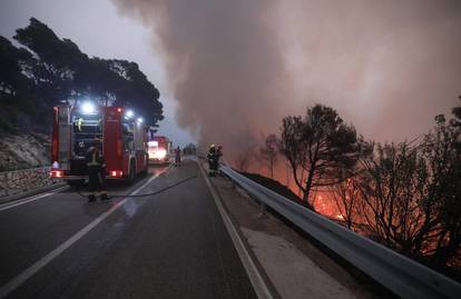 FOTO  Vatrogasci u paklu požara diljem Dalmacije: Herojski gasili cijelu noć, dolazili i iz Zagreba