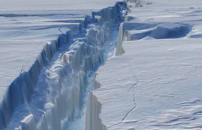 Kako bi bilo letjeti kroz 28 km dugu pukotinu u ledenjaku?
