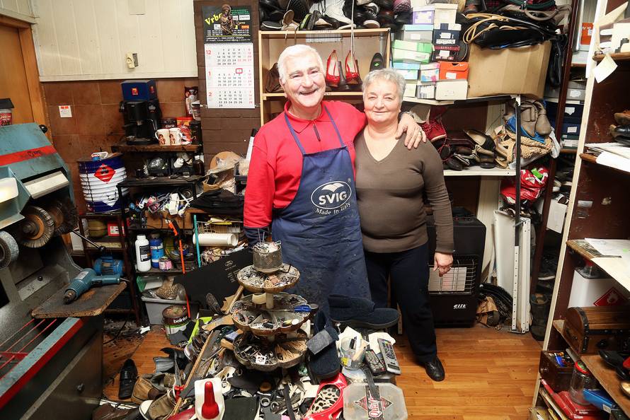 Dobri cipelići: Omiljeni bračni par iz Siska 'obuva' siromašne