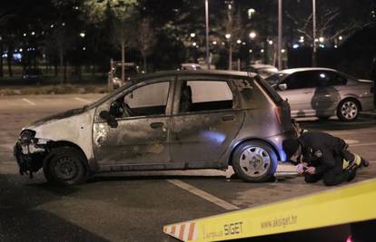 Zbog kvara: Izgorjelo nekoliko parkiranih auta u Paromlinskoj