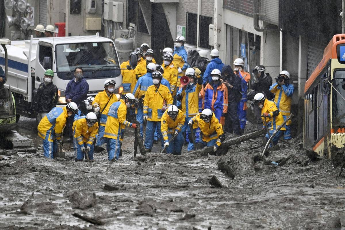 U Japanu tragaju za nestalima u blatnim bujicama, potragu otežava neprestana kiša