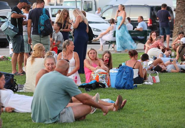 Vela Luka: Ljudi se okupljaju i pripremaju za koncert "Trag u beskraju"